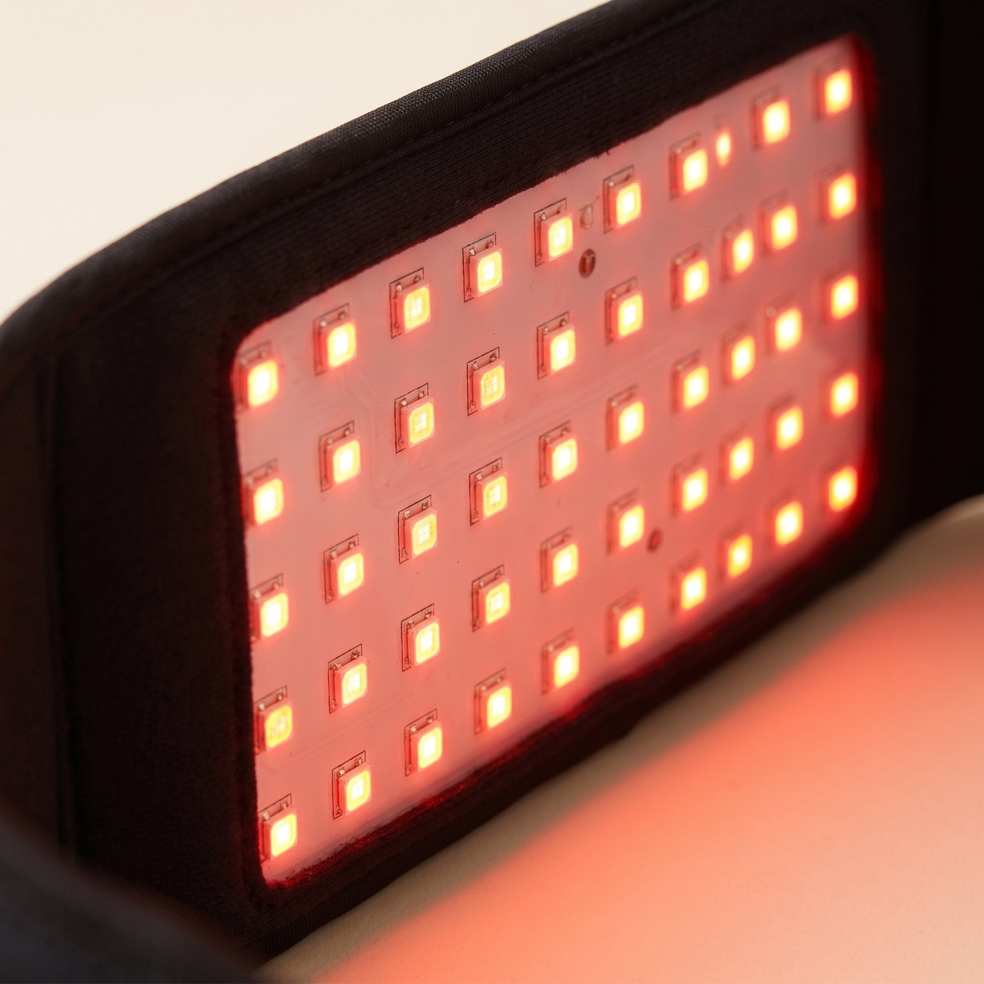 Gros plan des LED rouges de L'Essentielle